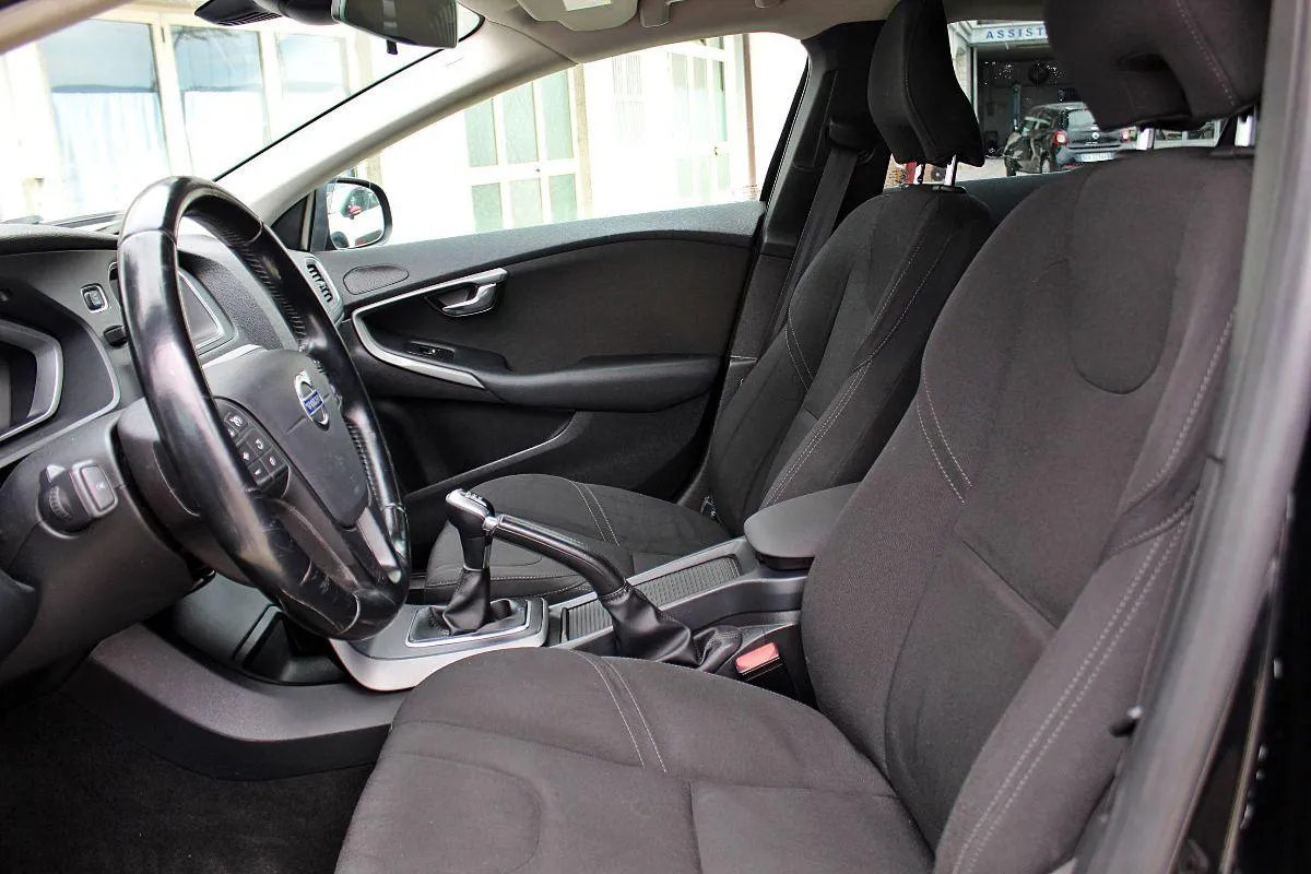 VOLVO - V40 -  D2 R-design Kinetic