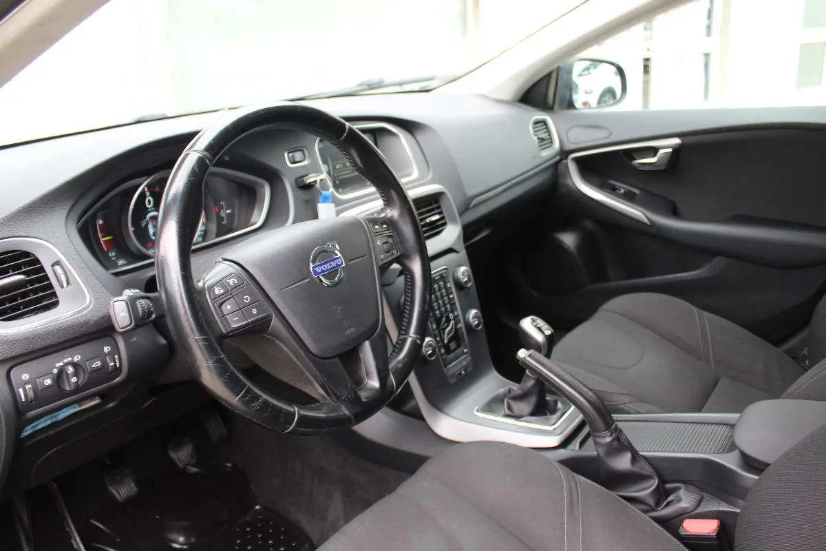 VOLVO - V40 -  D2 R-design Kinetic