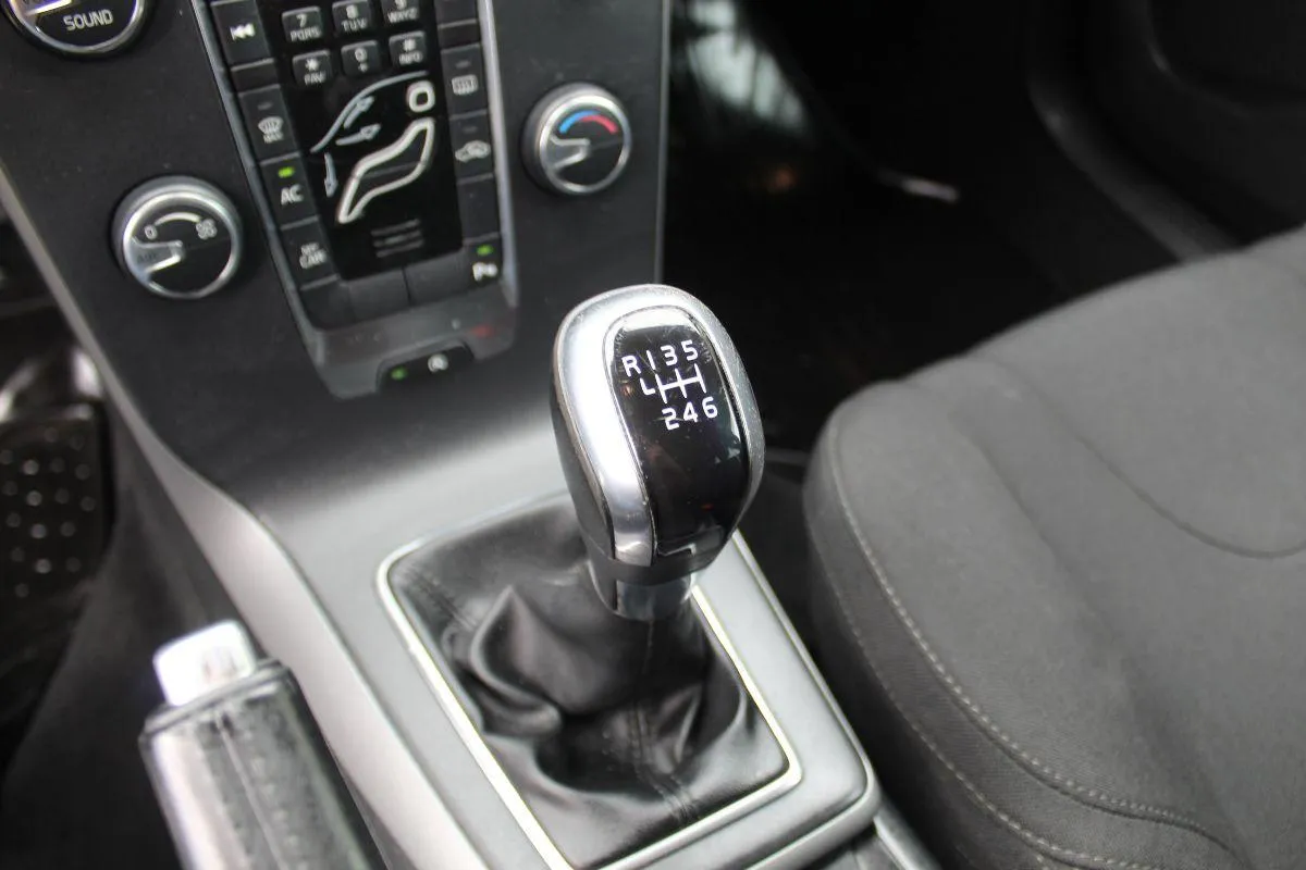 VOLVO - V40 -  D2 R-design Kinetic