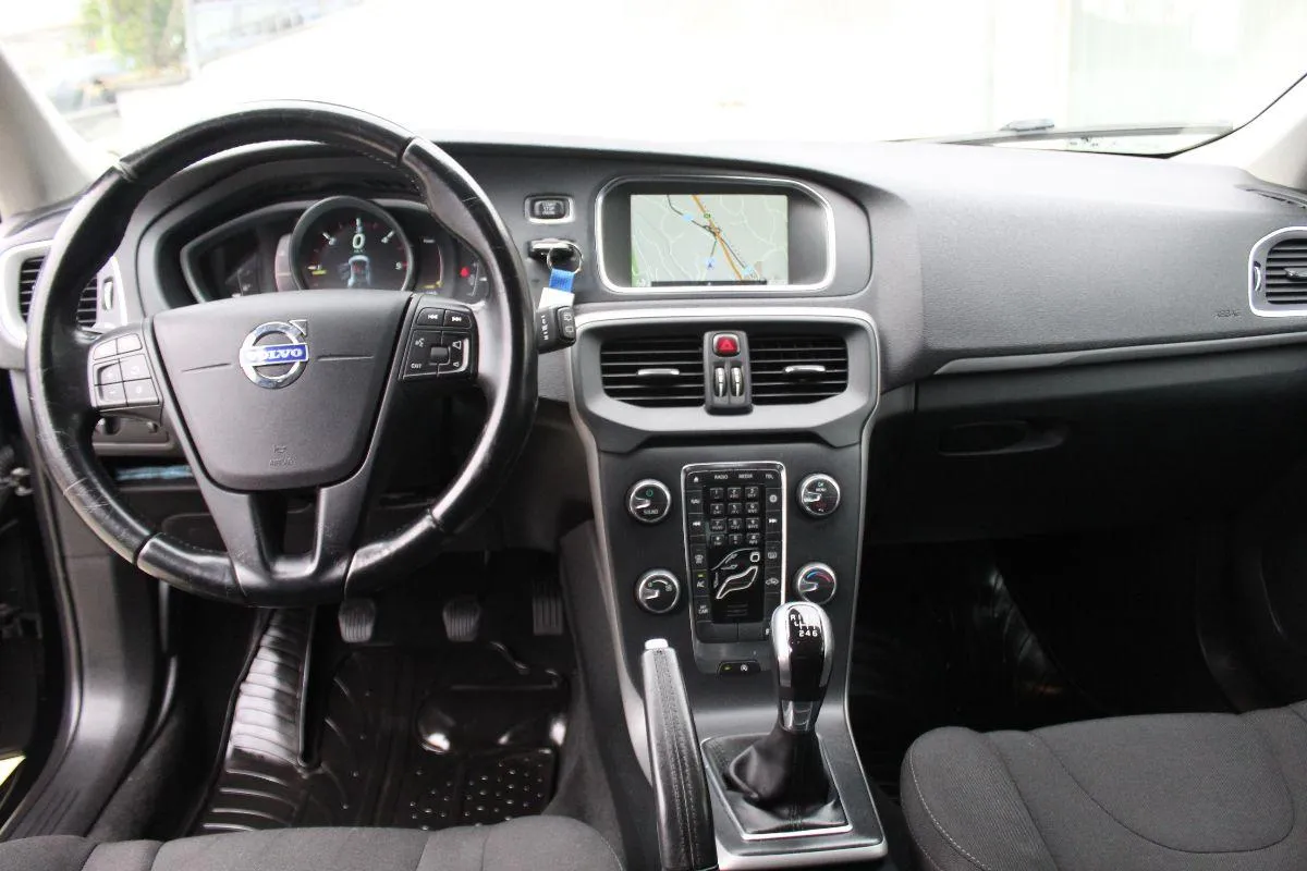 VOLVO - V40 -  D2 R-design Kinetic