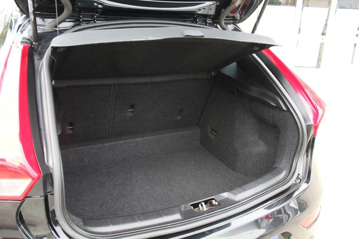VOLVO - V40 -  D2 R-design Kinetic
