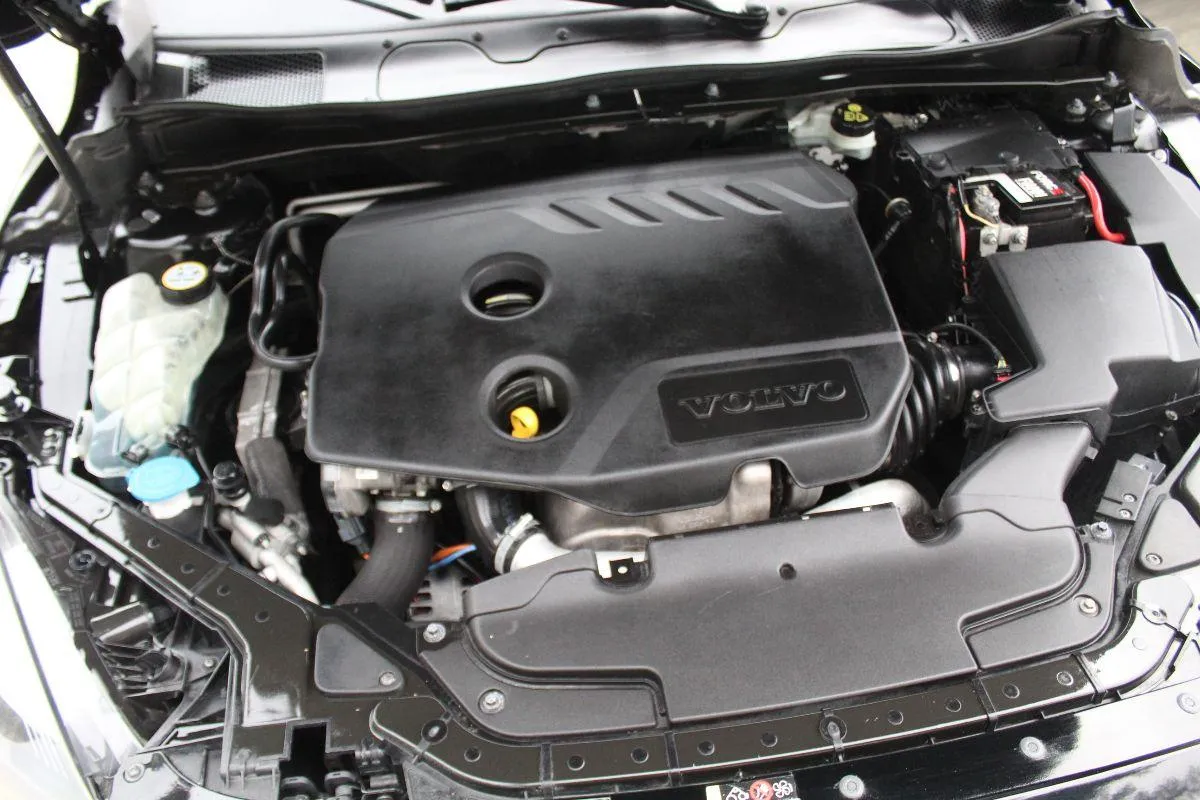 VOLVO - V40 -  D2 R-design Kinetic
